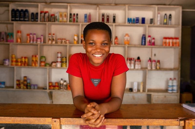 Étagère de produits en boutique prête à la vente